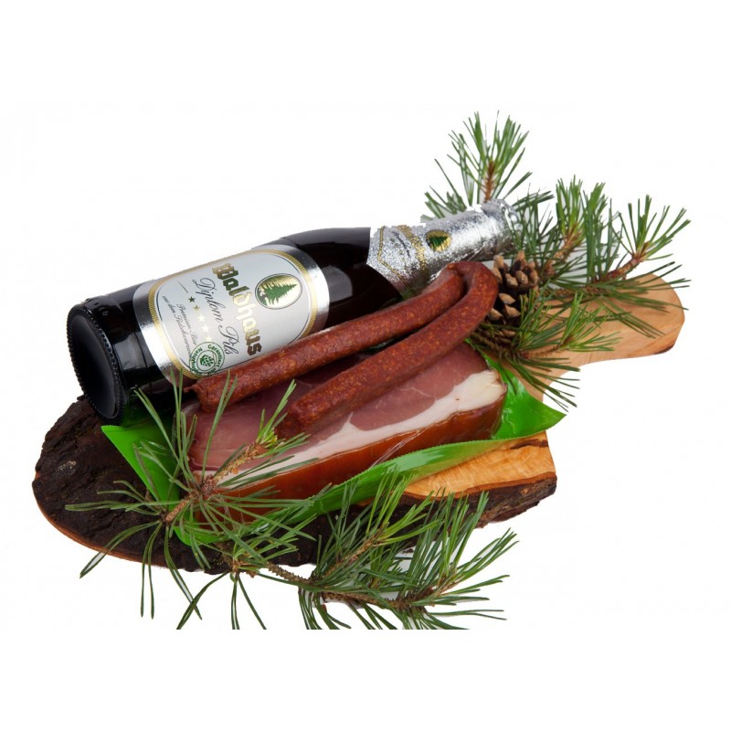 Schinkenbrett mit Landjäger und Schwarzwaldbier Schinkenbrett mit Landjäger und Schwarzwaldbier