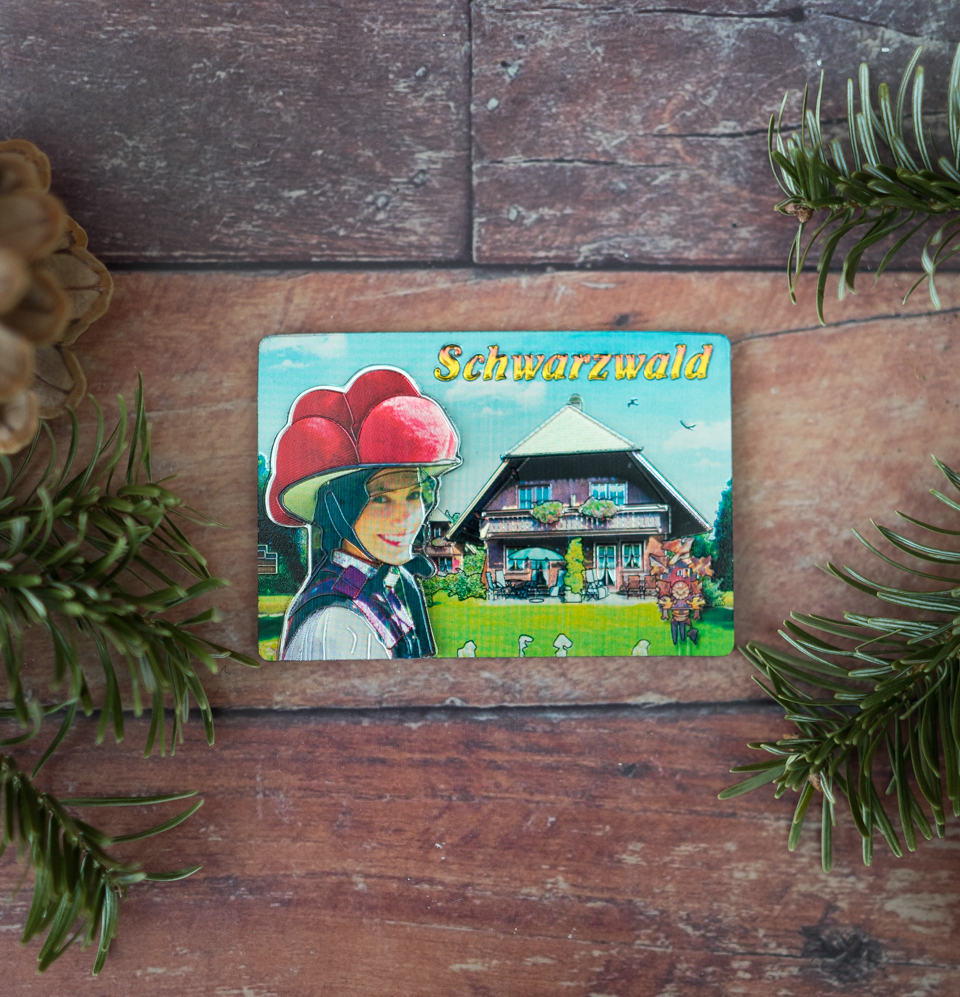 Magnet Schwarzwaldhaus mit Schwarzwälderin Magnet Schwarzwaldhaus mit Schwarzwälderin